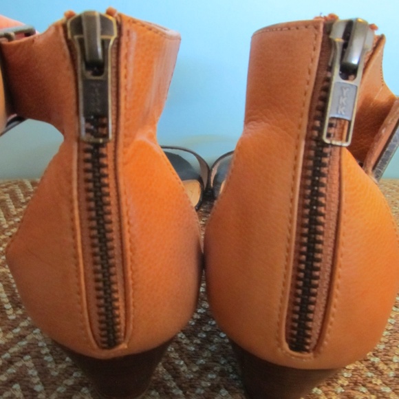 Steve Madden leather two-tone strappy wedges Exceptional look! - Picture 3 of 5